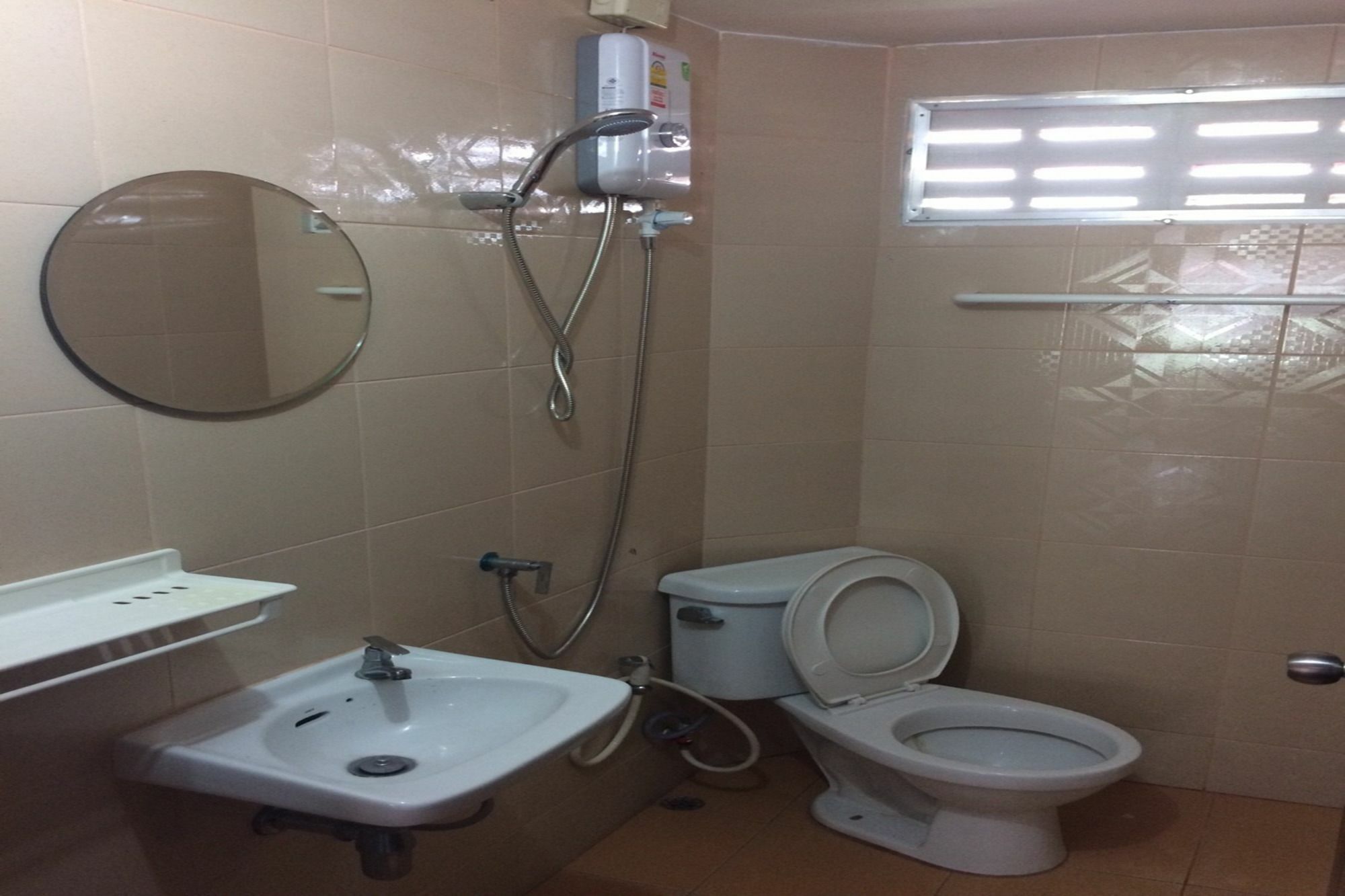 Baan Khun Mae Apartment Bangkok Bagian luar foto