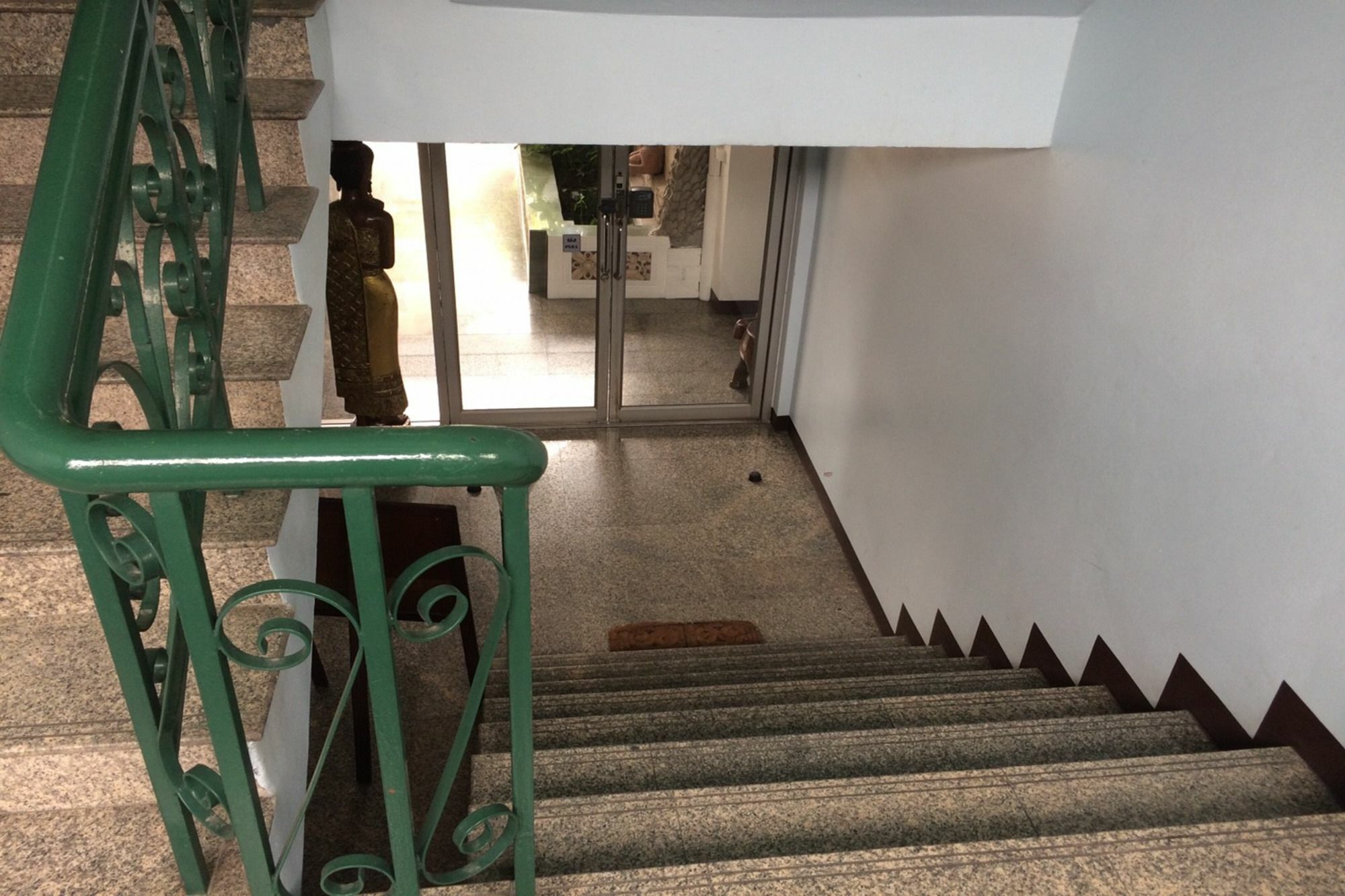 Baan Khun Mae Apartment Bangkok Bagian luar foto